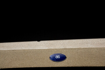 Placa de uma porta com o n&uacute;mero 18