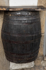 Barril de madeira antigo num bar