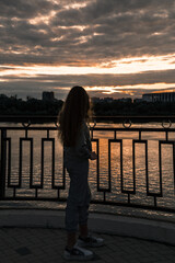 Fototapeta premium Femalе silhouette and sunset background