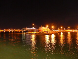 Fototapeta na wymiar Der Hafen von Civitavecchia Italien bei Nacht