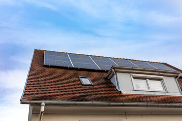 Solarzellenmodule auf einem Hausdach