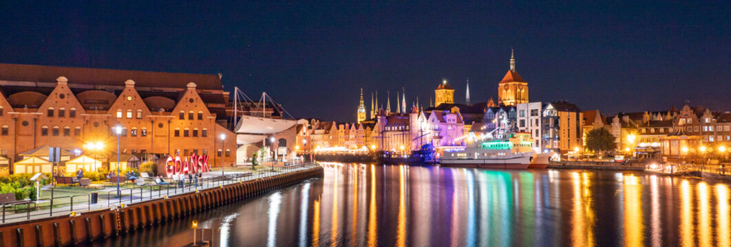 Skyline Stadtpanorama von Danzig bei Nacht