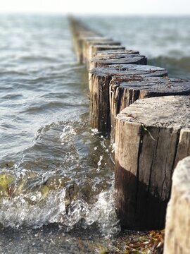 Buhnen in der Ostsee mit leichter Welle