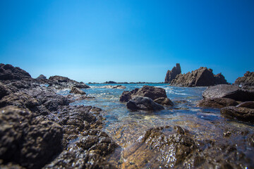 Fototapeta na wymiar Arrecife de las Sirenas, Parque Natural del Cabo de Gata en Almería, un paraíso en el mar, en la costa, en plena naturaleza, un paisaje lleno de roca.