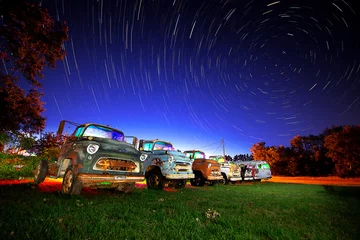 Zelfklevend Fotobehang vintage sleepwagens en sterrensporen & 39 s nachts © chris