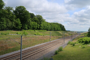 Fototapeta na wymiar Ligne de chemin de fer, voie ferrée dans la campagne de Champagne Ardenne, dans la région Grand Est (France)