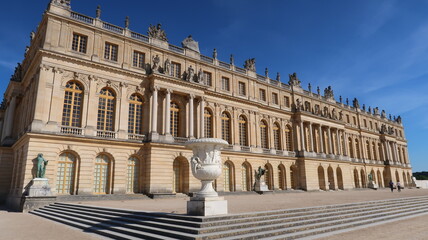 Obraz premium Château de Versailles, façade du corps central du palais royal et sa terrasse (France)