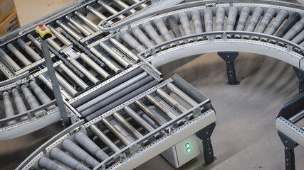 Obraz premium Automatic conveyor system with few line in warehouse