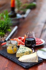 Kleine Käseplatte im Garten genießen