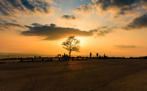 阿蘇・俵山頂上からの風景写真 美しい夕焼け空とバイクのシルエット 日本・熊本・阿蘇 Landscape photo from the top of Mt. Aso and Tawara Beautiful sunset sky and bike silhouette Japan, Kumamoto, Aso © KOROKICHIKUN