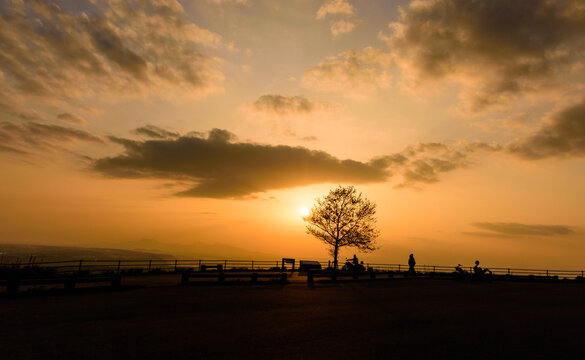 阿蘇・俵山頂上からの風景写真 美しい夕焼け空とバイクのシルエット 日本・熊本・阿蘇 Landscape photo from the top of Mt. Aso and Tawara Beautiful sunset sky and bike silhouette Japan, Kumamoto, Aso © KOROKICHIKUN