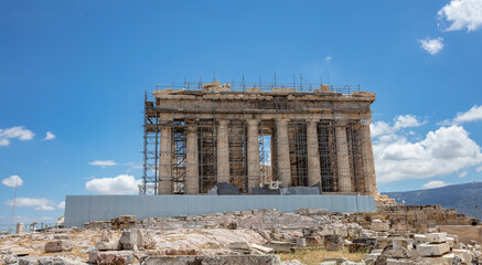 Obraz premium Athens, Greece. Parthenon temple on Acropolis hill, bright spring day.