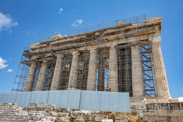 Naklejka premium Ateny, Grecja. Świątynia Partenonu na Akropolu, jasny wiosenny dzień.