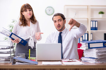 Obraz premium Two employees working in the office