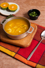 Sopa de papa tradicional colombiana para acompañar el almuerzo. Sopa con papa criolla.