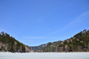 Fototapeta na wymiar Freezing lake in Japan