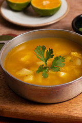 Sopa de papa tradicional colombiana para acompañar el almuerzo. Sopa con papa criolla.