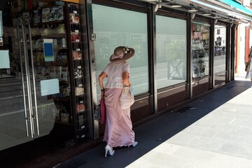 Elegancka kobieta na ulicy Wiecznego miasta, Italia.
