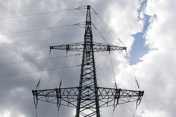 Mast mit Umspannung in eine andere Richtung