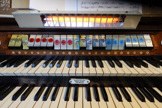Spieltisch einer alten Pfeifenorgel - Orgel