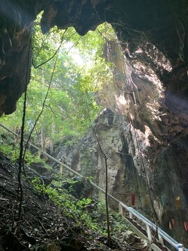 Grotte de la mort (charnier des Khmers rouges) &agrave; Battambang, Cambodge	