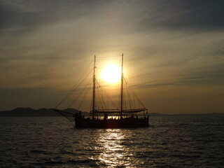 Fototapeta na wymiar Voilier au coucher du soleil (Zadar, Croatie)
