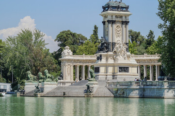 Fototapeta na wymiar Beautiful sculpture in the park in Madrid