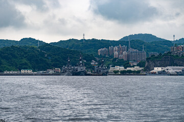 Naklejka premium 横須賀軍港に停泊する海上自衛隊の護衛艦