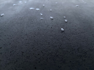 waterdrops macro image on dark grey porous concrete on the holocaust memorial in berlin germany
Wassertropfen Nahaufnahme auf dunkelgraumem porösen Beton am Holocaust Denkmal in Berlin, Deutschland 