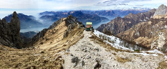 Obraz premium Lake view from the top of the mountain, Grignetta