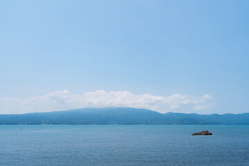 夏の海と対岸の景色