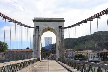 La passerelle Marc Séguin, pont suspendu piétonnier sur le fleuve Rhône reliant les villes de Tain l'Hermitage et Tournon sur Rhône, départements Drôme et Ardèche, France