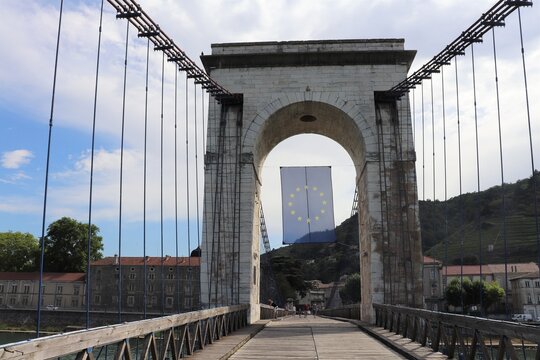 La passerelle Marc S&eacute;guin, pont suspendu pi&eacute;tonnier sur le fleuve Rh&ocirc;ne reliant les villes de Tain l'Hermitage et Tournon sur Rh&ocirc;ne, d&eacute;partements Dr&ocirc;me et Ard&egrave;che, France