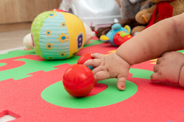 Fototapeta na wymiar baby hands with colorful balls