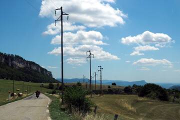 Route sinueuse dans les alpes