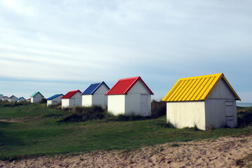 Fototapeta na wymiar Petites maisons colorées au bord de la mer