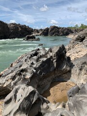 Roches au bord du Mékong à Don Det, Laos