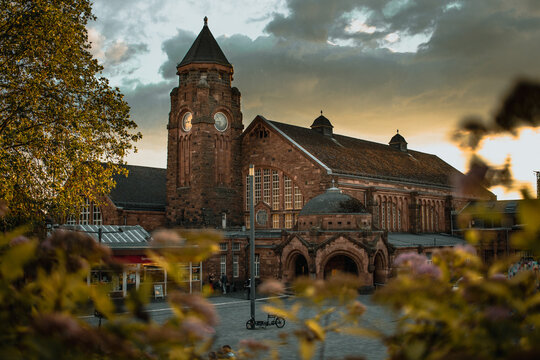 Gie&szlig;ener Bahnhof am Abend
