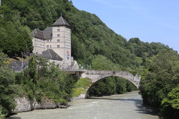 Fototapeta na wymiar Brücke und Schloss Saint-Maurice