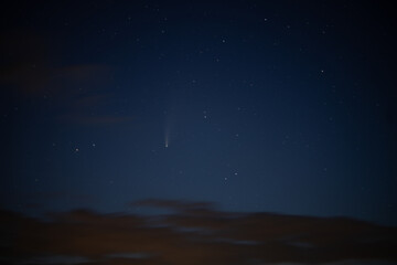 Komet am Himmel bei Nacht in guter Auflösung. Geeignet für Himmel Austausch oder Hintergrund