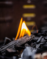 Grill Kohle Glut in Flammen Nahaufnahme beim Grillen