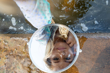 Frau in Wasser