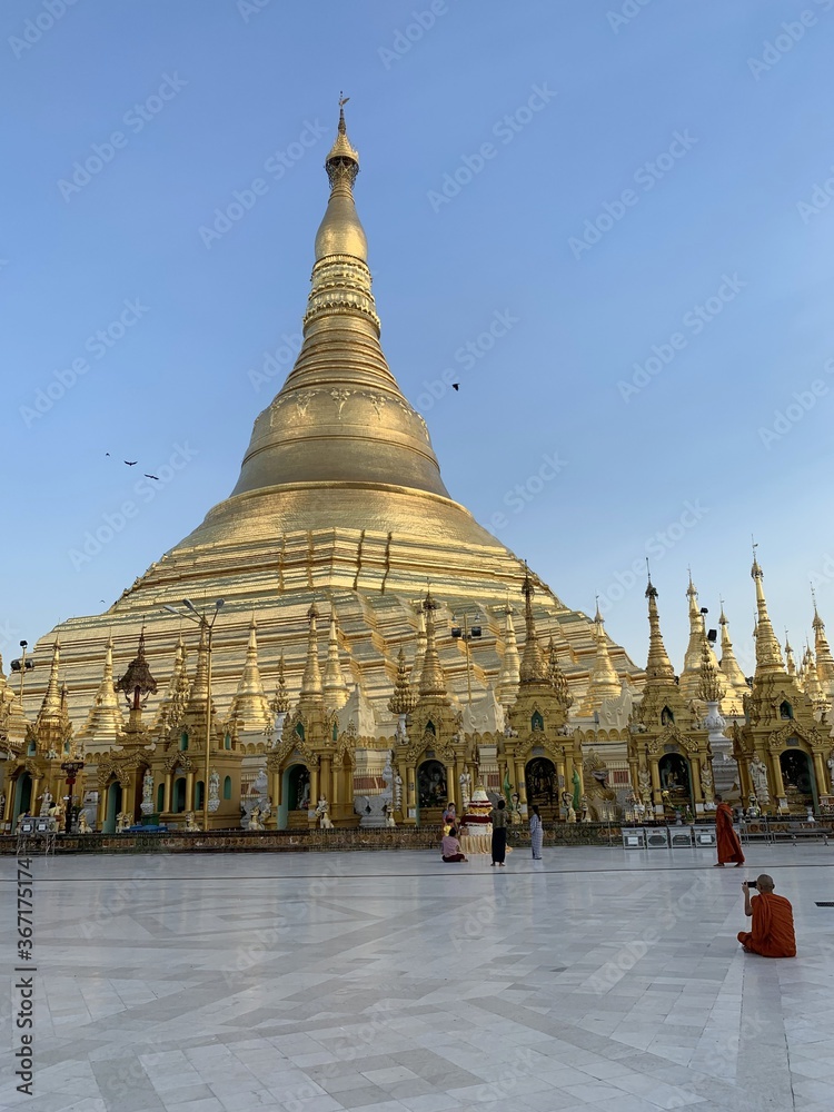 Wall mural Moine devant la pagode Shwedagon à Yangon, Myanmar