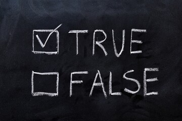 Cuestionario escrito en una pizarra con las palabras verdadero o falso