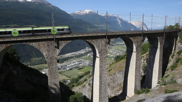Zug auf Luogelkinviadukt