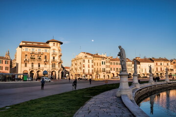 padua, italien - prato della valle im abendlicht