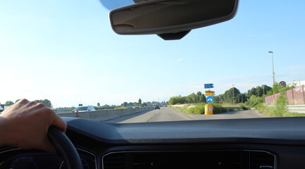 Guidare l'auto in autostrada in estate - turismo o business