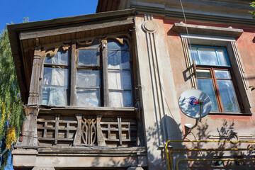 Fototapeta na wymiar The windows of an old wooden house.