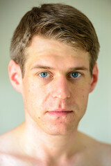 Obraz premium Young handsome shirtless man against view of the city with nature