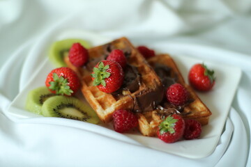 Obstwaffeln auf Teller.